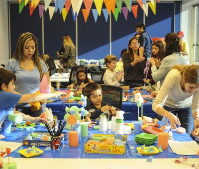 Diversión en la oficina para padres e hijos